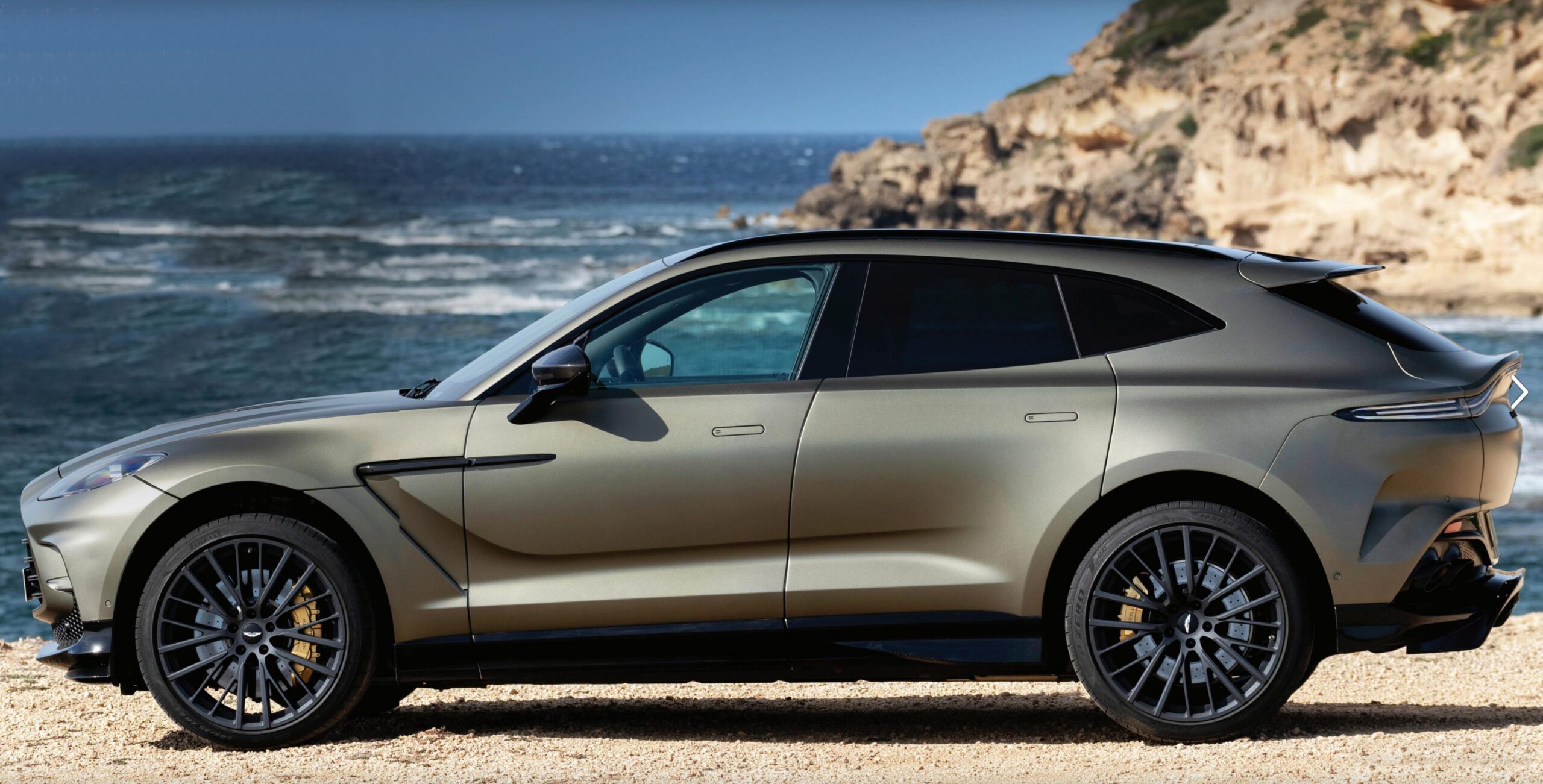 2023 ASTON MARTIN DBX707 side view